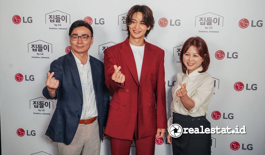 Choi Minho bersama Jaeseung Kim dan Hyoeun Kim di LG K House di Central Park Mall Jakarta, Indonesia-RealEstat.id