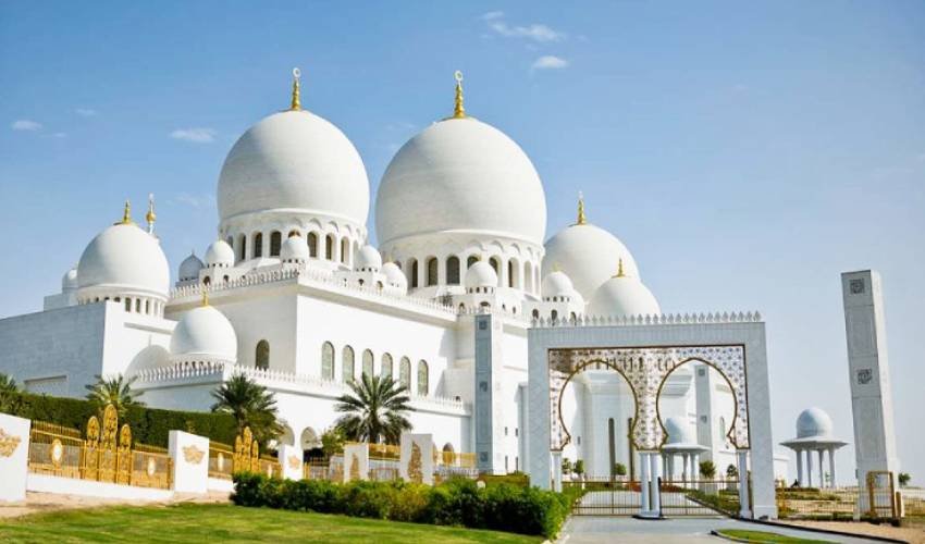 Masjid Raya Sheikh Zayed Solo sebagai salah satu masjid terindah dan terbesar di Indonesia-RealEstat.id