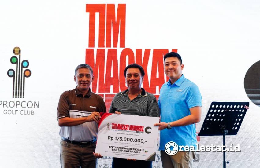 donasi renovasi sekolah oleh industri properti dan konstruksi melalui Turnamen Golf yang diselenggarakan Conwood Indonesia dan Propcon Golf Club-RealEstat.id