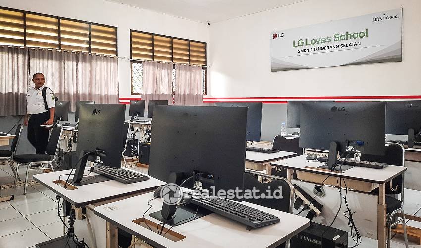 LG Loves School menyerahkan 12 unit monitor LG berukuran 27 inci-RealEstat.id-Adhitya Putra