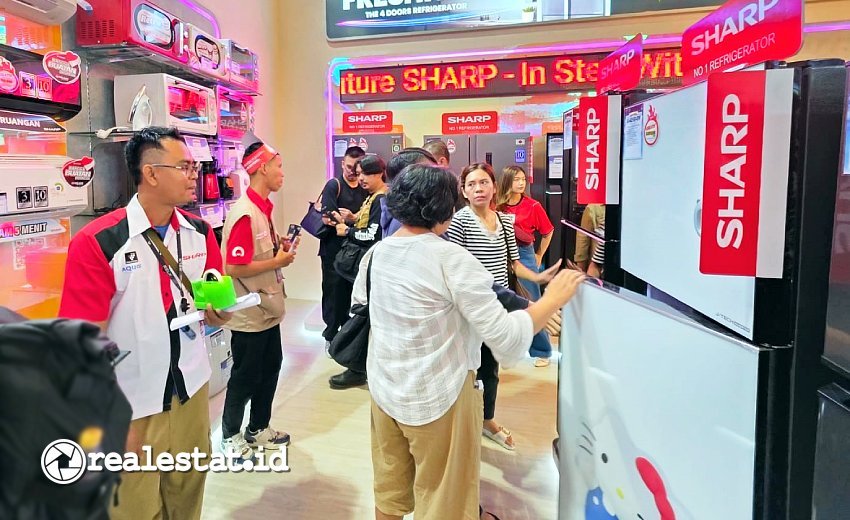 pengunjung booth Sharp Jakarta Fair 2026 Kemayoran realestat.id dok