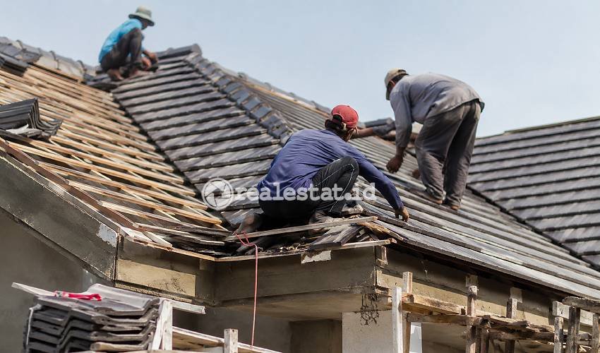 biaya renovasi atap rumah per meter terbaru 2026-RealEstat.id