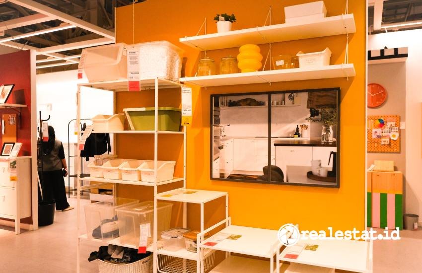 Cara menata ruang rumah ala IKEA dengan menggunakan rak penyimpanan-RealEstat.id