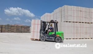 Forklif Listrik BLES untuk memperkuat efisiensi operasional proses produksi pabrik batu bata-RealEstat.id