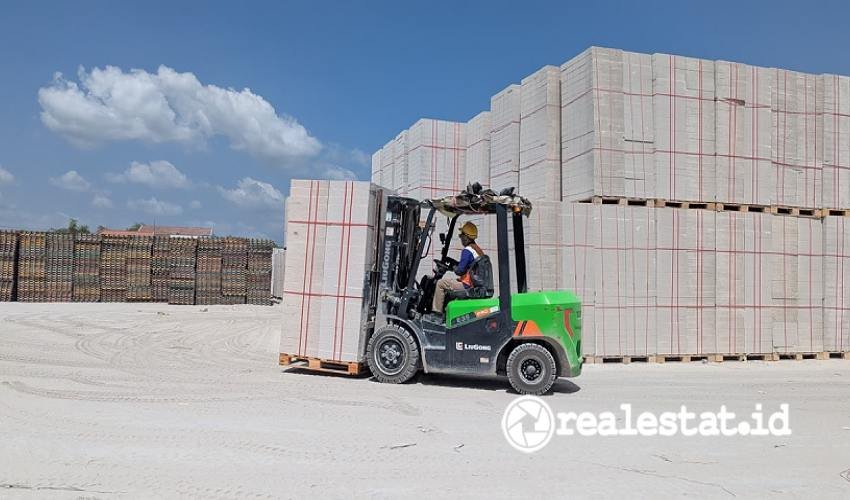 Forklif Listrik BLES untuk memperkuat efisiensi operasional proses produksi pabrik batu bata-RealEstat.id
