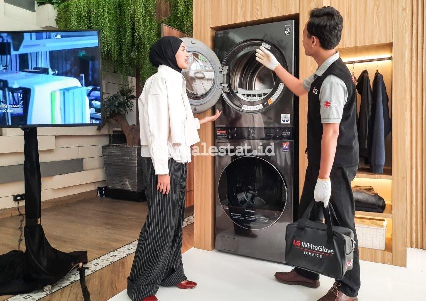 Konsumen sedang berkonsultasi dengan teknisi dalam Layanan purna jual premium LG-RealEstat.id